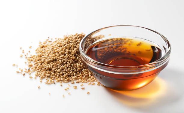흰 배경에 참기름과 참깨 - sesame cooking oil ingredient seasoning 뉴스 사진 이미지