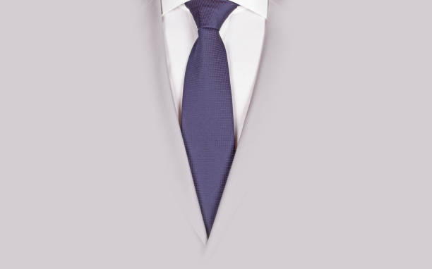 homme dans un costume gris avec la cravate bleue, plan rapproché - suit necktie close up gray photos et images de collection