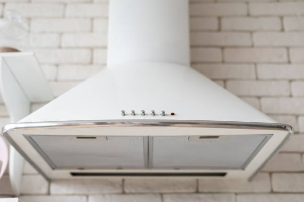 白いインテリアの自宅でモダンなキッチン - range hood ストックフォトと画像