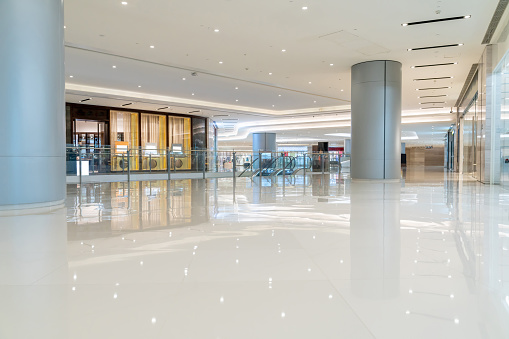 moderno interior del centro comercial con escaparate y pasillo. photo