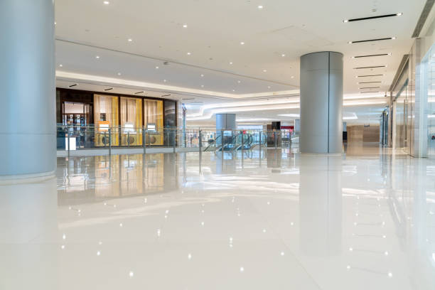 moderno interior del centro comercial con escaparate y pasillo. - corridor built structure house facade fotografías e imágenes de stock