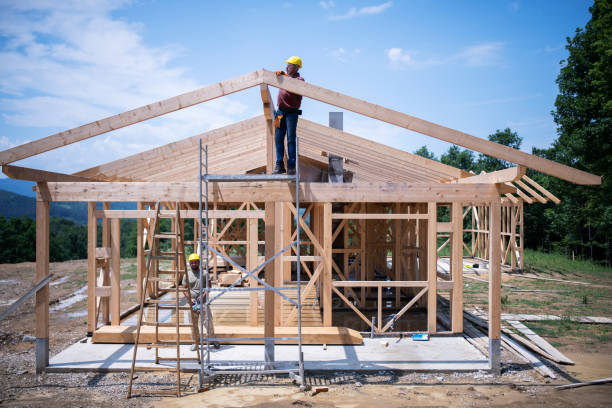 trabajadores de la construcción que trabajan en el techo de madera de la casa. - wooden construction fotografías e imágenes de stock