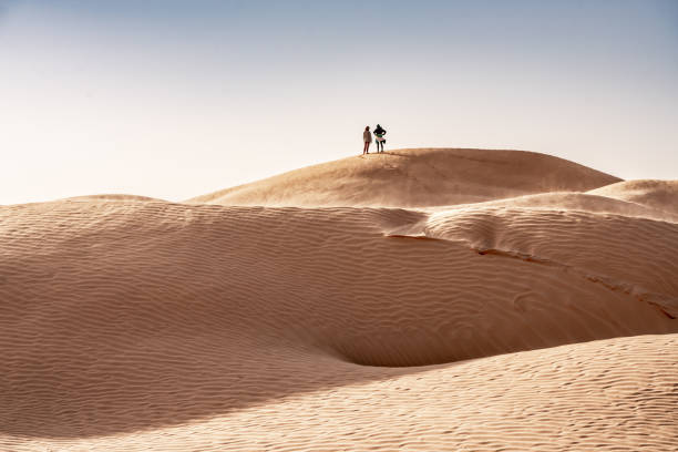 sahara tunisino - east middle road desert foto e immagini stock