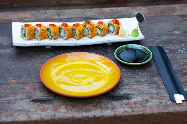 sushi-platte auf dem tisch. - maki sushi japanese culture food and drink still life stock-fotos und bilder