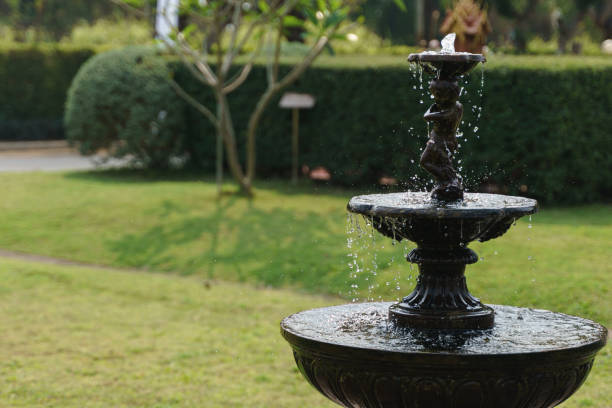 zewnętrzna fontanna wodna - fountain in garden zdjęcia i obrazy z banku zdjęć