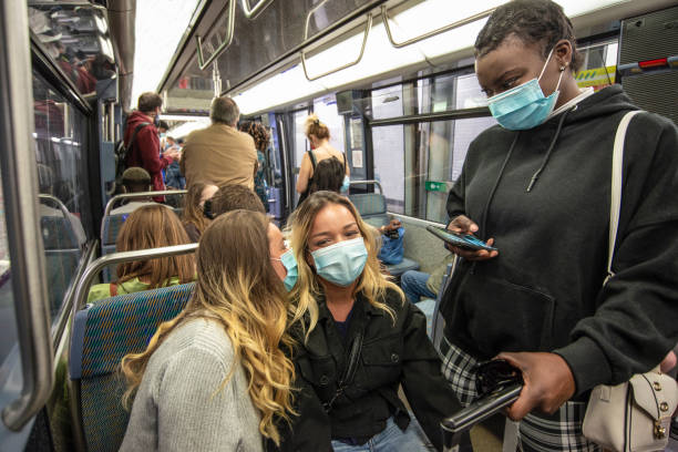 ragazze che indossano la maschera facciale per la protezione nella metropolitana della metropolitana - french metro foto e immagini stock