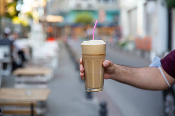 フラッペを握る男の手、選択的な焦点 - milk shake coffee latté cold ストックフォトと画像