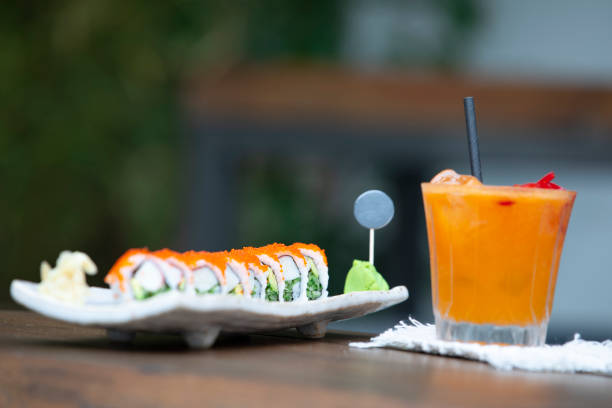 sushi-platte auf dem tisch. - maki sushi japanese culture food and drink still life stock-fotos und bilder