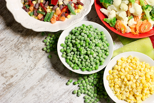 Quick-frozen vegetables maintains vegetables to stay fresh, healthy diet, rozen vegetables on table