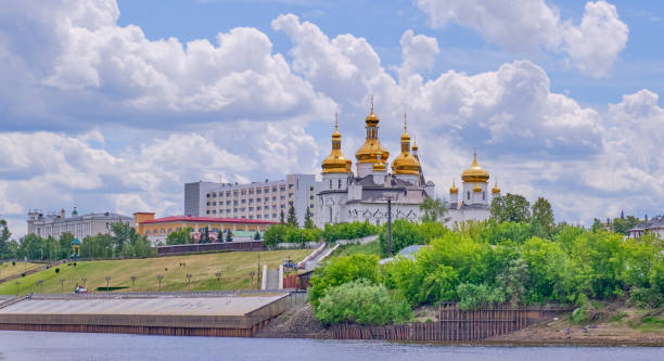 monastero degli uomini della santissima trinità della chiesa ortodossa russa. tyumen, russia. - siberia russia russian orthodox orthodox church foto e immagini stock