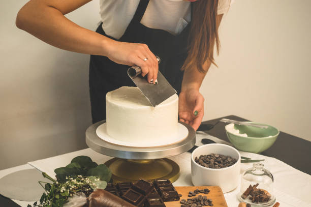 菓子の女の子はケーキを準備しています。ペストリー、ケーキを調理するコンセプト - bread bakery women cake ストックフォトと画像