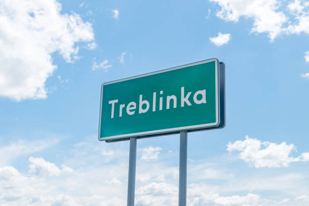 знак треблинки на въезде в деревню, расположенную на востоке польши. - treblinka стоковые фото и изображения