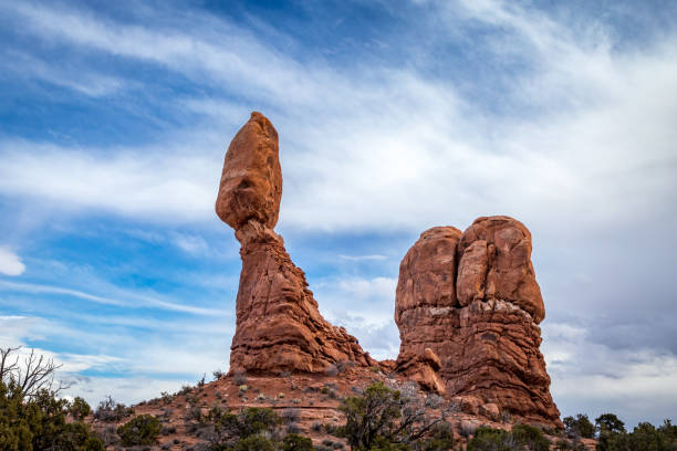 バランスドロック - usa dirt road rock sandstone ストックフォトと画像