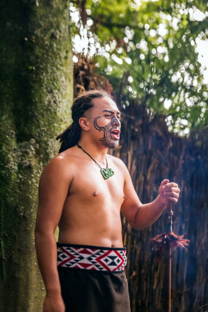 новая зеландия - maori new zealand tattoo art стоковые фото и изображения