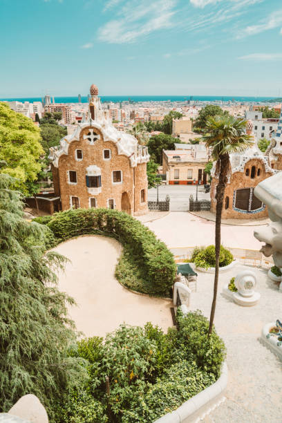 парк guell в барселоне пустой для covid lockdown - barcelona antonio gaudi outdoors vertical стоковые фото и изображения