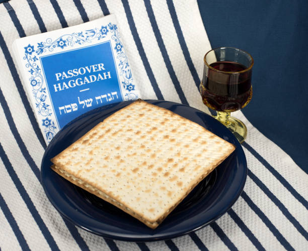 cenário da páscoa de matzah, vinho e haggadah - seder plate horizontal blue white - fotografias e filmes do acervo