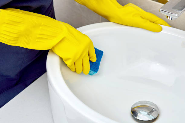 istock Bathroom cleaning by a professional cleaner. Rubber gloves for cleaning. 1253664585