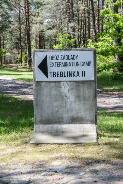 указатель на лагерь смерти треблинка ii. - treblinka стоковые фото и изображения