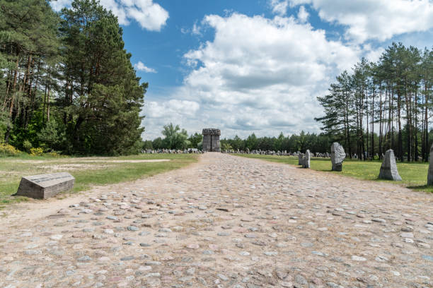 мемориальные камни с названиями стран в нацистском немецк�ом лагере смерти треблинка. - treblinka стоковые фото и изображения