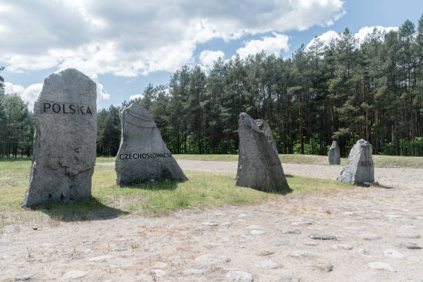 мемориальные камни с названиями стран в лагере смерти треблинка. - treblinka стоковые фото и изображения