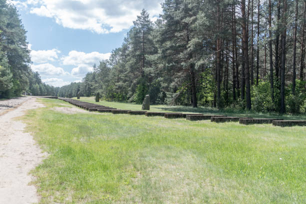 czarna droga w nazistowskim niemieckim obozie zagłady treblinka ii. - treblinka zdjęcia i obrazy z banku zdjęć