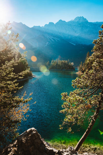 digital detox al lago eibsee mozzafiato a garmisch-partenkirchen, germania - zugspitze mountain lake autumn germany foto e immagini stock