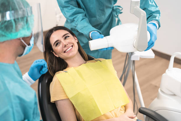 man dentista que opera joven mujer sonriente en la clínica dental - concepto de asistencia de salud bucal - medical exam dental hygiene caucasian mask fotografías e imágenes de stock