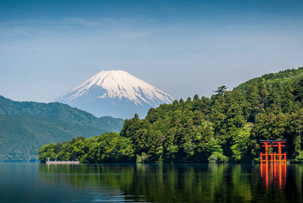 lago ashi e monte fuji - sleeping volcano foto e immagini stock