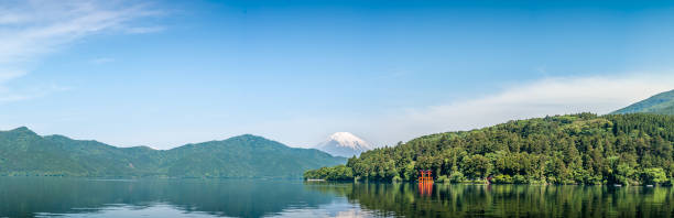 lago ashi e monte fuji - sleeping volcano foto e immagini stock