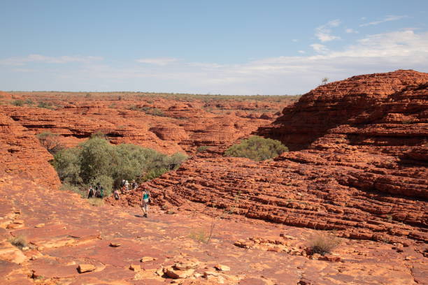 turyści wędr�ówki w kings canyon outback centralnej australii - alice springs australian culture desert kings canyon zdjęcia i obrazy z banku zdjęć