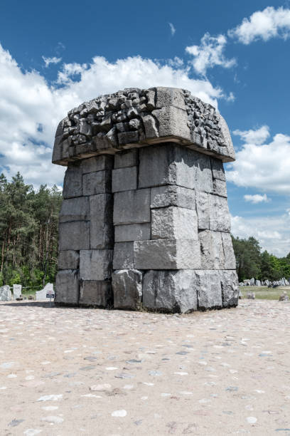 мемориал треблинки в нацистском немецком лагере смерти. - treblinka стоковые фото и изображения