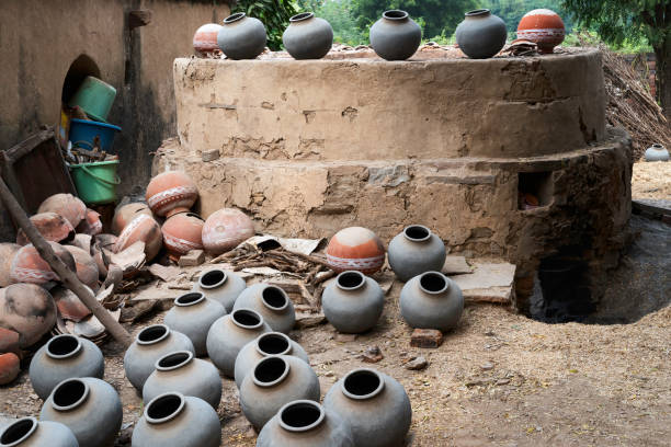 traditioneller ländlicher ofen mit umliegenden töpfen in bundi, rajasthan, indien. - kiln ceramic ceramics fire stock-fotos und bilder