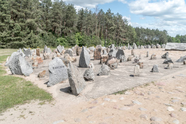 мемориал в треблинке ii, с 17000 камней карьера символизируя надгробия. надписи указывают на места отправления поездов холокоста. - treblinka стоковые фото и изображения