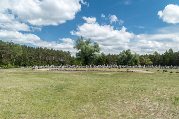 panoramiczny widok z pomnikiem w treblince ii, z 17.000 kamieniołomów symbolizujących nagrobki. napisy wskazują miejsca odjazdów pociągów holokaustu. - treblinka zdjęcia i obrazy z banku zdjęć