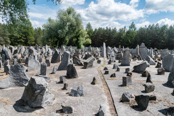 много камней, символизирующих надгробия. надписи указывают на места отправления поездов холокоста. - treblinka стоко�вые фото и изображения