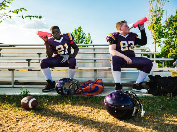 istock Junior Football players drinking water 1253695323