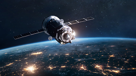 Nave espacial en órbita del planeta Tierra. Expedición de naves espaciales de carga a la ISS. Espacio profundo y luces de las ciudades. Elementos de esta imagen proporcionada por la NASA. photo
