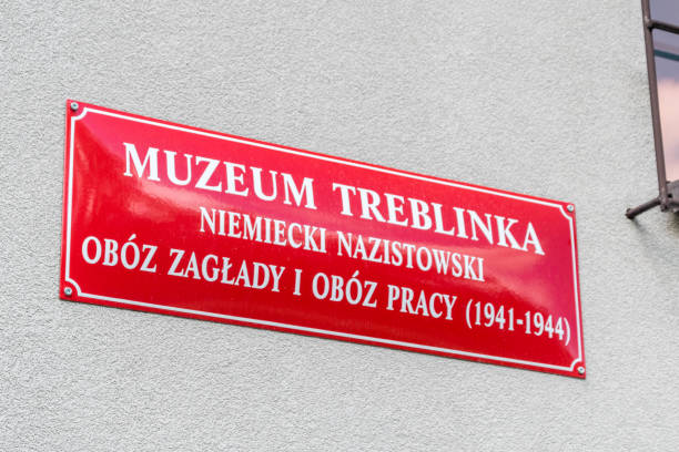 znak muzeum treblinki, nazistowski obóz zagłady i pracy przymusowej (1941-1944). - treblinka zdjęcia i obrazy z banku zdjęć