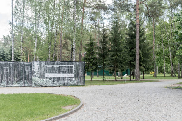 музей треблинки, нацистский немецкий лагерь истребления и принудительного труда (1941-1944). - treblinka стоковые фото и изображения