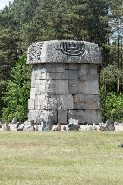 pomnik w treblince ii nazistowskiego niemieckiego obozu zagłady. - treblinka zdjęcia i obrazy z banku zdjęć