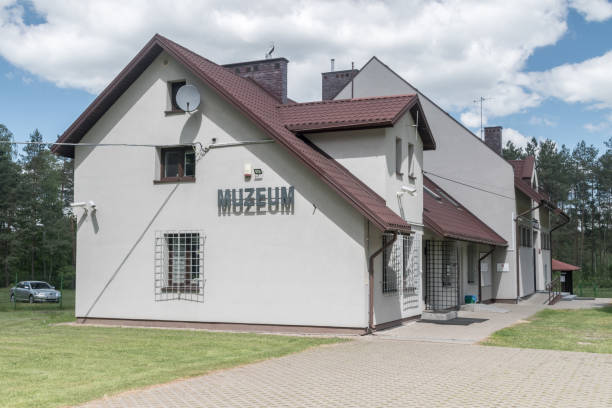 офис музея треблинка, нацистский немецкий лагерь смерти и принудительного труда (1941-1944). - treblinka стоковые фото и изображения