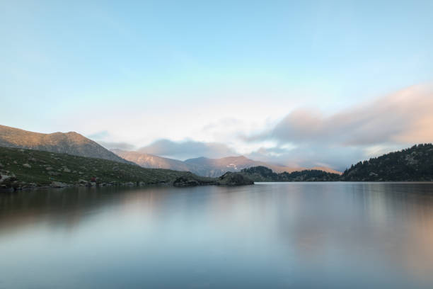 krajobraz w montmalus lake w lecie na andorze - mountain valley european alps shade zdjęcia i obrazy z banku zdjęć