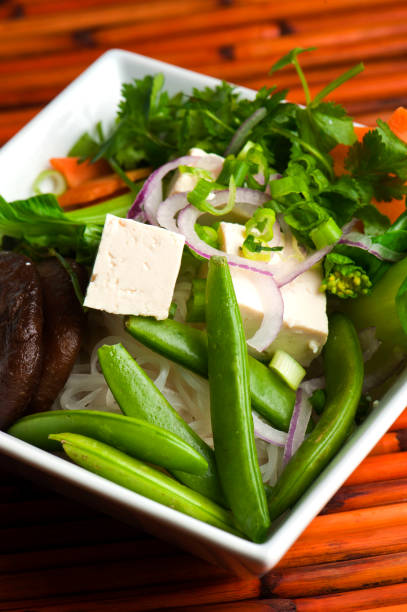 Ramen noodles, pad Thai, or pho soup. Classic Japanese Vietnamese or Thai cuisine favorite. Variety of soups made w/ beef broths, rice noodles, pork, chicken, tofu, scallions, mushrooms, cilantro, peanuts, bean sprouts, eggs, peanut & chili pepper sauce. fideos ramen, pad thai o sopa pho. clásico japonés vietnamita o tailandés favorito. variedad de sopas hechas con caldos de ternera, fideos de arroz, cerdo, pollo, tofu, cebolletas, champiñones, cilantro, cacahuetes, brotes de frijol, huevos, salsa de c