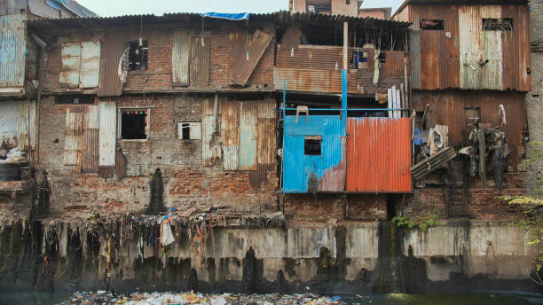 뭄바이 동부의 다라비 빈민가. 반드라 지구, 마하라슈트라, 인도 - slum living 뉴스 사진 이미지