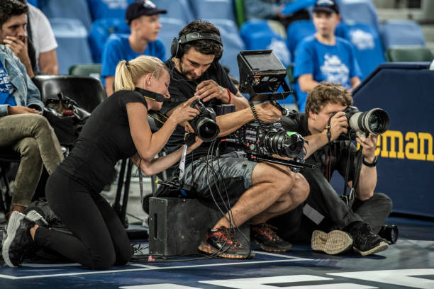 photographes tirant sur le tribunal - colleague looking at camera indoors lifestyles photos et images de collection