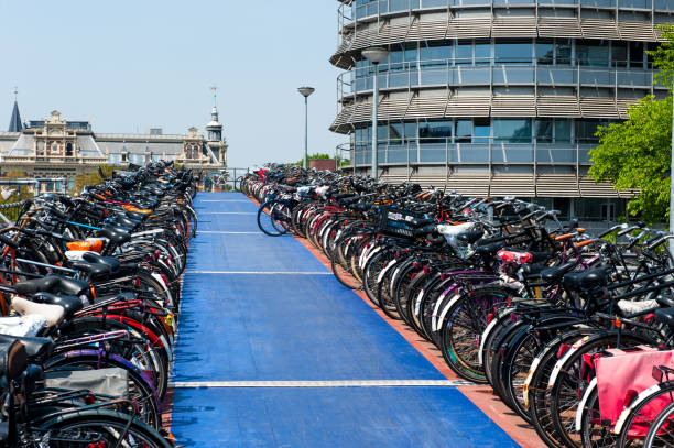 una cubierta de un aparcamiento para bicicletas de varios pisos en amsterdam - cobertizo para bicicletas fotografías e imágenes de stock