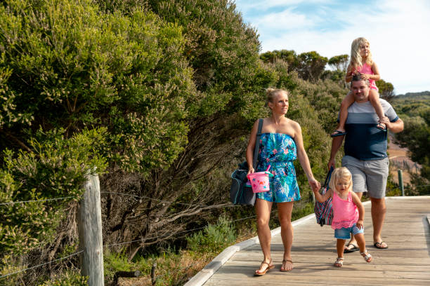 wyrusze na plażę! - beach family boardwalk footpath zdjęcia i obrazy z banku zdjęć