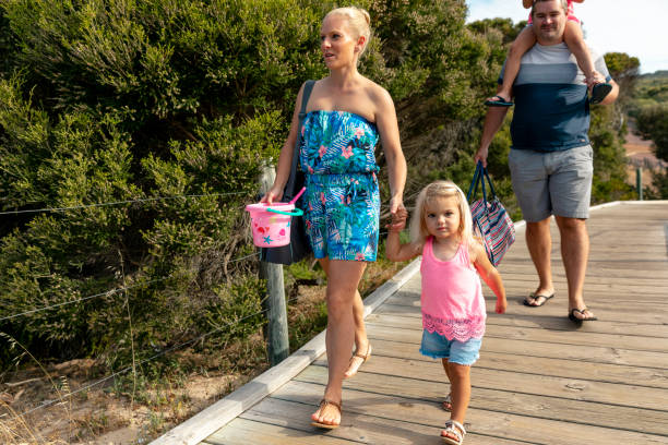 chill family weekends ao ar livre - beach family boardwalk footpath - fotografias e filmes do acervo