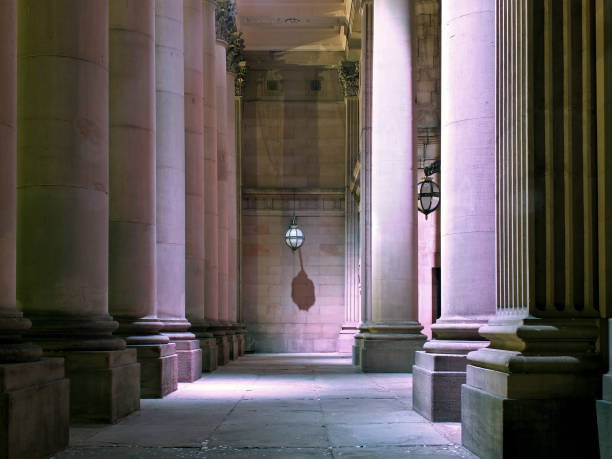 la entrada del histórico edificio del ayuntamiento de leeds del siglo xix iluminado por la noche - leeds england leeds town hall town uk fotografías e imágenes de stock