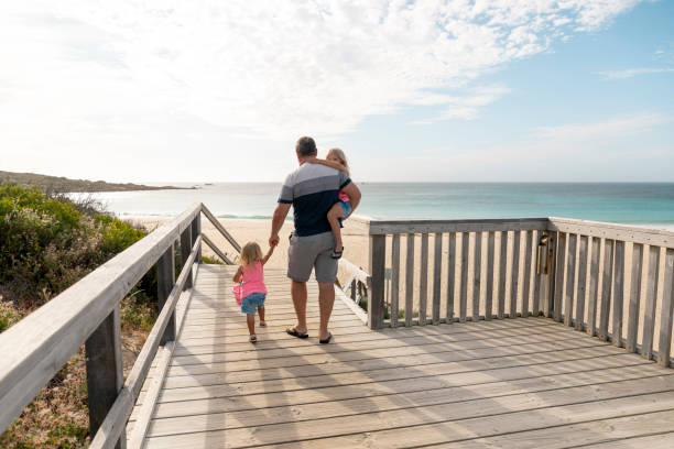 ¡tenemos toda la playa para nosotros! - beach family boardwalk footpath fotografías e imágenes de stock